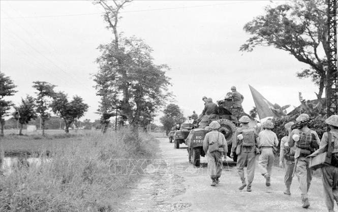 Trong ảnh: 6 giờ sáng 9/10/1954, một đơn vị của Trung đoàn Thủ đô tiến vào tiếp quản Thủ đô từ ô Cầu Giấy. Ảnh: Tư liệu TTXVN