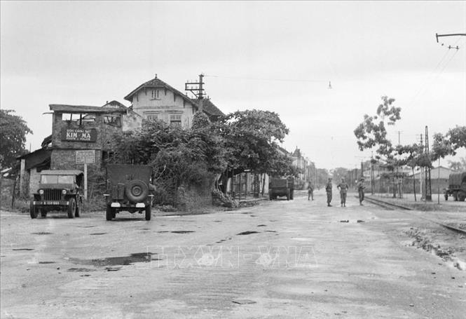 Trong ảnh: Ngày 9/10/1954, trước ngày giải phóng, đường phố Hà Nội vắng ngắt, chỉ còn lác đác bóng mấy người lính Pháp trên phố Kim Mã chuẩn bị rút quân. Ảnh: Tư liệu TTXVN