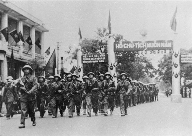 Trong ảnh: Trước sự mong chờ của nhân dân Thủ đô, sáng 10/10/54, cánh quân của Đại đoàn 308 Quân Tiên Phong từ các cửa ô tiến vào tiếp quản Thủ đô. Ảnh: Tư liệu TTXVN