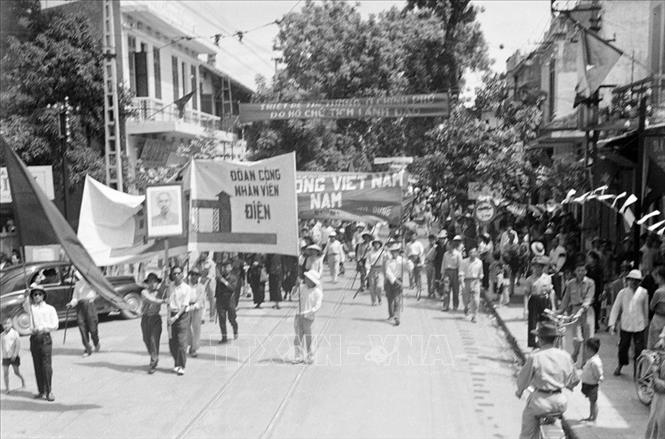 Trong ảnh: Công nhân nhà máy điện đi đón bộ đội về giải phóng Thủ đô, sáng 10/10/1954. Ảnh: Tư liệu TTXVN
