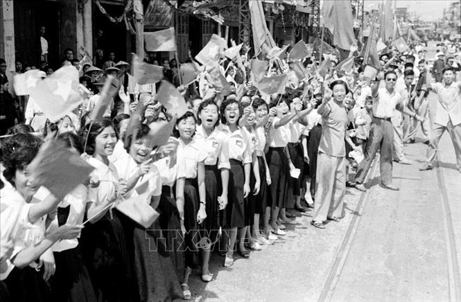 Trong ảnh: Hàng vạn người dân Hà Nội đổ ra đường hân hoan vẫy chào đoàn quân chiến thắng về giải phóng Thủ đô, sáng 10/10/1954. Ảnh: Tư liệu TTXVN