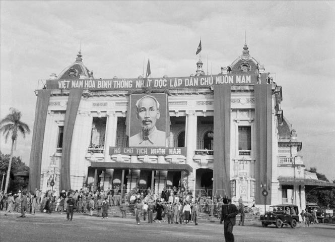 Trong ảnh: Nhà hát Lớn Hà Nội trong ngày Ủy ban Quân chính ra mắt nhân dân Thủ đô (10/1954). Ảnh: Tư liệu TTXVN