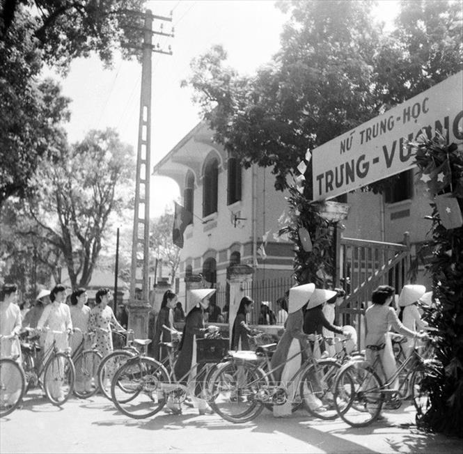 Trong ảnh: Các nữ sinh trường Trưng Vương tựu trường. Mọi hoạt động của Thủ đô nhanh chóng trở lại bình thường sau ngày giải phóng. Hà Nội bước sang một trang sử mới. Ảnh: Tư liệu TTXVN