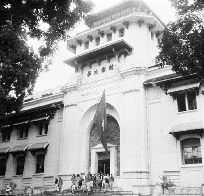 Trong ảnh: Trường đại học mở cửa trở lại. Mọi hoạt động của Thủ đô nhanh chóng trở lại bình thường sau ngày giải phóng. Hà Nội bước sang một trang sử mới. Ảnh: Tư liệu TTXVN