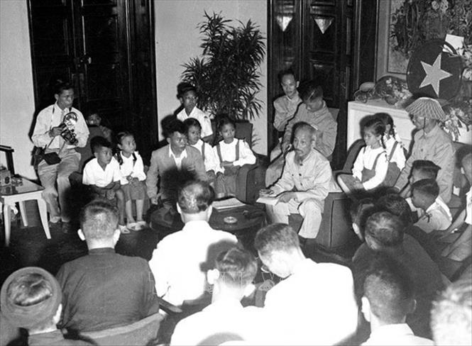 Trong ảnh: Bác Hồ tiếp các đại biểu nhân dân Thủ đô, ngày 16/10/1954. Ảnh: Tư liệu TTXVN