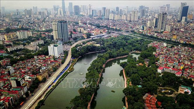 Photo: Bird's eye view of Thu Le lake located in Ba Dinh district. VNA Photo: Thành Đạt