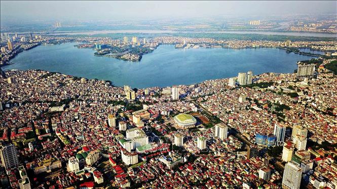 Photo: West Lake, known as Tay Ho Lake, provides a refreshing retreat from the bustling main city. West Lake is located in the northwest of Hanoi. VNA Photo: Thành Đạt
