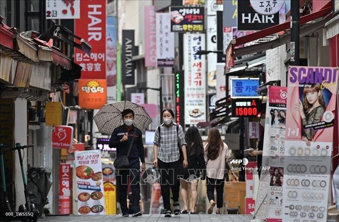 Trong ảnh: Phố mua sắm Myeongdong ở Seoul, Hàn Quốc ngày 27/8/2020. Ảnh: AFP/TTXVN