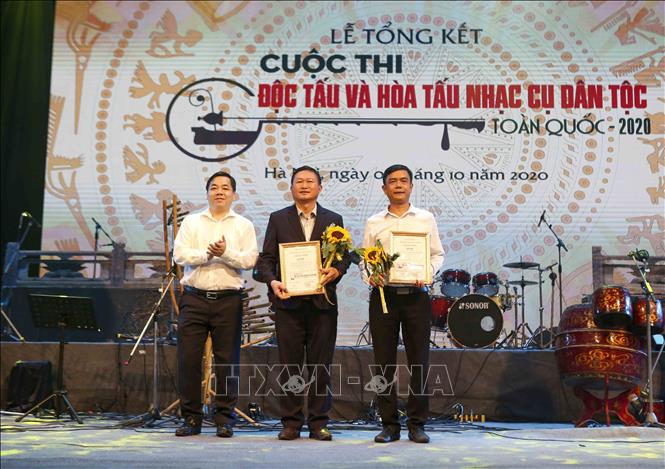 Trong ảnh: Ban tổ chức trao giải Ba hòa tấu cho các nghệ sĩ. Ảnh: Tuấn Đức – TTXVN