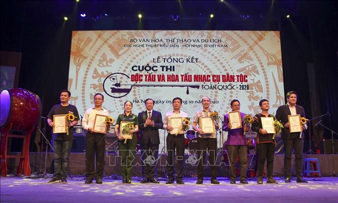 Trong ảnh: Ban tổ chức trao giải Nhất hòa tấu cho các nghệ sĩ. Ảnh: Tuấn Đức - TTXVN