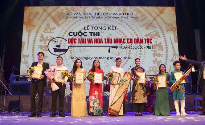 Trong ảnh: Ban tổ chức trao giải Nhất độc tấu cho các nghệ sĩ. Ảnh: Tuấn Đức - TTXVN