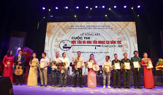 Trong ảnh: Ban tổ chức trao giải Nhất độc tấu cho các nghệ sĩ. Ảnh: Tuấn Đức - TTXVN