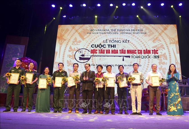Trong ảnh: Ban tổ chức trao giải Nhì hòa tấu cho các nghệ sĩ. Ảnh: Tuấn Đức - TTXVN