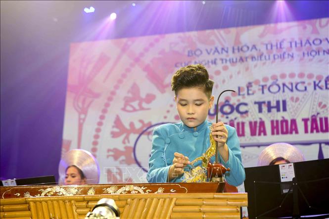 Trong ảnh: Tiết mục độc tấu đàn bầu. Ảnh: Tuấn Đức – TTXVN