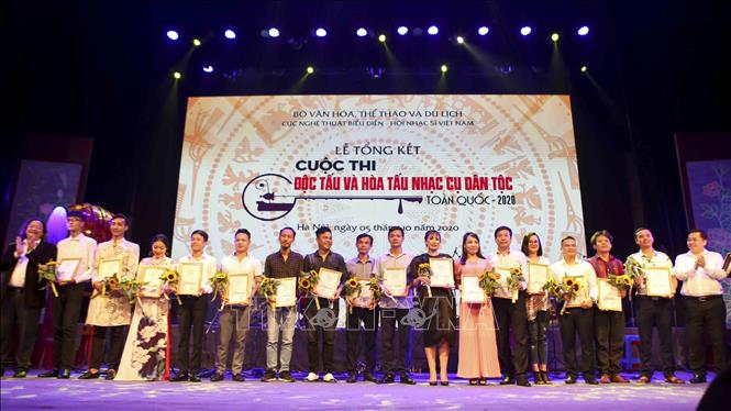Trong ảnh: Ban tổ chức trao giải Nhì độc tấu cho các nghệ sĩ. Ảnh: Tuấn Đức - TTXVN