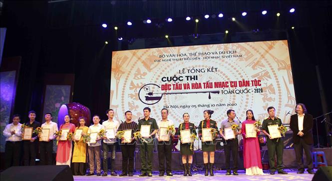 Trong ảnh: Ban tổ chức trao giải Nhì độc tấu cho các nghệ sĩ. Ảnh: Tuấn Đức - TTXVN