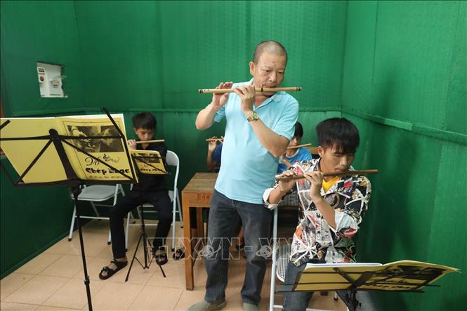 Trong ảnh: Lớp học thổi sáo – một ngành trong biểu diễn nhạc cụ truyền thống của Trường. Ảnh: Anh Tuấn – TTXVN