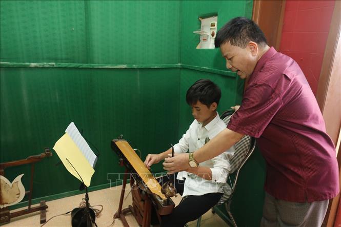 Trong ảnh: Học đánh đàn Bầu tại trường Cao đẳng Văn hóa nghệ thuật Tây Bắc. Ảnh: Anh Tuấn – TTXVN