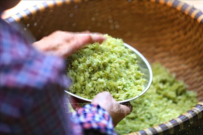 Trong ảnh: Cốm Vòng được chia thành nhiều loại, như cốm lá me, cốm rót, cốm mộc và cốm non. Ảnh: Thành Đạt - TTXVN 

