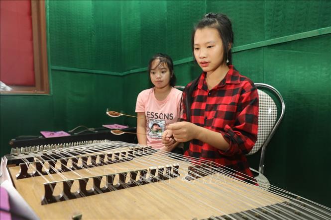 Trong ảnh: Học chơi đàn Tam Thập Lục tại trường Cao đẳng Văn hóa nghệ thuật Tây Bắc. Ảnh: Anh Tuấn – TTXVN