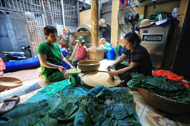 Trong ảnh: Một năm chỉ có hai mùa làm cốm: vụ chiêm và vụ mùa. Từ tháng 3 đến tháng 5 là vụ chiêm, còn từ tháng 8 đến tháng 10 âm lịch này là vụ mùa. Cốm ngon nhất vào vụ mùa, gọi là cốm thu - nét đặc trưng vốn có trong tiết trời cuối thu se lạnh của Hà Nội. Ảnh: Thành Đạt - TTXVN