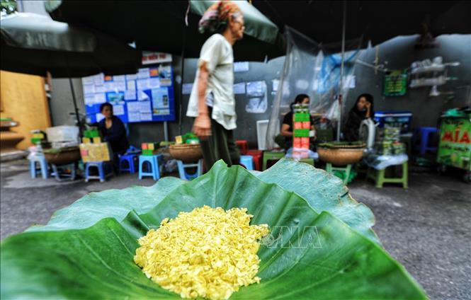 Trong ảnh: Trước cổng làng Vòng ngày nay chỉ còn vài hộ vẫn ra bán cốm cho du khách thập phương. Ảnh: Thành Đạt - TTXVN