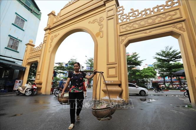 Trong ảnh: Đặc sản cốm Vòng vẫn còn đó với Hà Nội đang từng ngày đô thị hóa, đất cấy lúa không còn nữa, quy mô sản xuất cũng không còn như trước. Người làm cốm ở làng Vòng cũng bỏ nghề gần hết, chỉ còn lại vài nhà. Ảnh: Thành Đạt - TTXVN