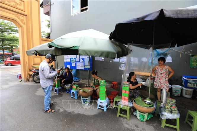 Trong ảnh: Ngày nay, nghề cốm ở làng Vòng đang dần bị mai một do quá trình đô thị hóa. Cho dù thế nào đi chăng nữa, thương hiệu cốm Vòng vẫn in đậm như dấu ấn của người Tràng An. Ảnh: Thành Đạt - TTXVN