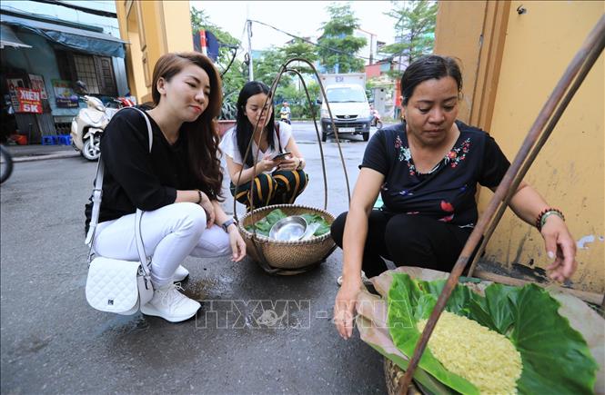 Trong ảnh: Nhiều người dân Thủ đô vẫn thích vào tận nơi để mua được những sản phẩm Cốm làng Vòng chính hiệu. Ảnh: Thành Đạt - TTXVN