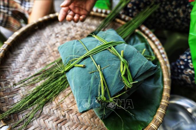 Photo: And finished Com is wrapped in lotus leaves to absorb their subtle scent. VNA Photo: Thành Đạt