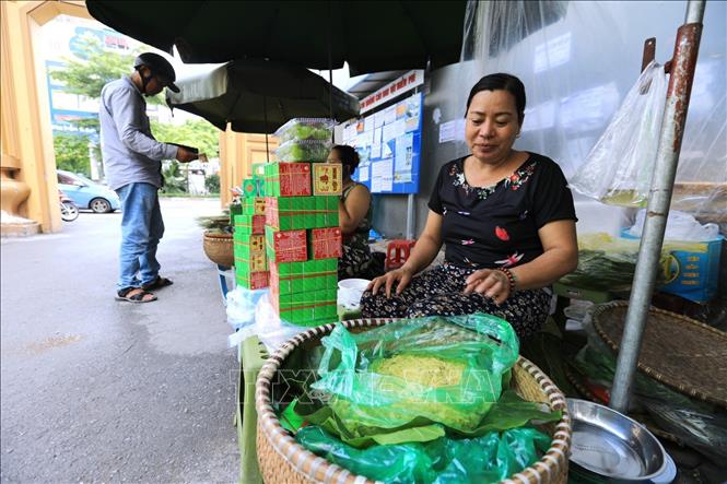 Photo: Apart from traditional Com, people in Vong village nowadays make young sticky rice cake, sweetened young sticky rice paste. VNA Photo: Thành Đạt