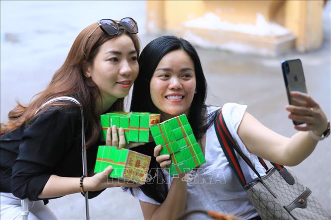 Photo: Apart from traditional Com, people in Vong village nowadays make young sticky rice cake, sweetened young sticky rice paste. VNA Photo: Thành Đạt