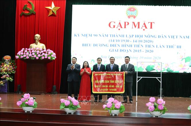 Trong ảnh: Ông Lò Minh Hùng, Phó Bí thư Tỉnh uỷ, Phó Chủ tịch UBND tỉnh Sơn La (ngoài cùng, bên trái) tặng bức trướng cho Hội Nông dân tỉnh Sơn La. Ảnh: Quang Quyết-TTXVN