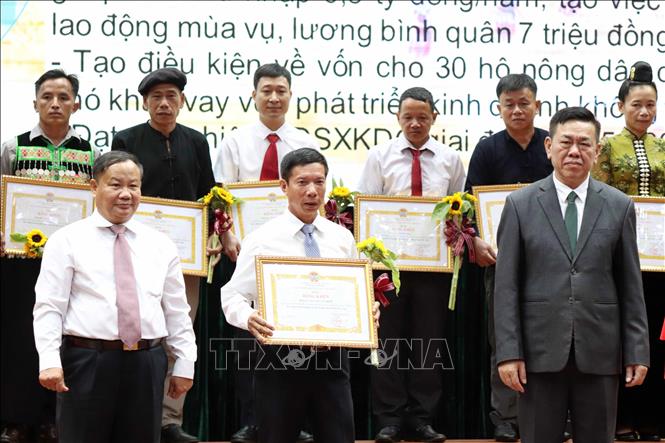 Trong ảnh: Ban tổ chức tặng Bằng khen cho các cá nhân có thành tích xuất sắc trong phong trào thi đua yêu nước tỉnh Sơn La, giai đoạn 2015-2020. Ảnh: Quang Quyết-TTXVN