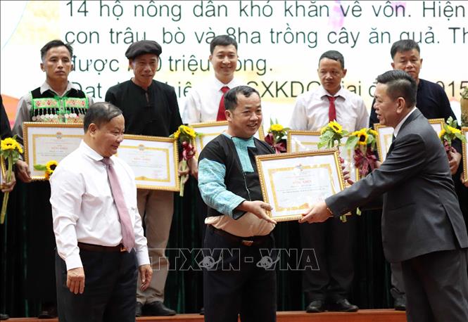 Trong ảnh: BTC tặng Bằng khen cho các cá nhân có thành tích xuất sắc trong phong trào thi đua yêu nước tỉnh Sơn La, giai đoạn 2015-2020. Ảnh: Quang Quyết-TTXVN