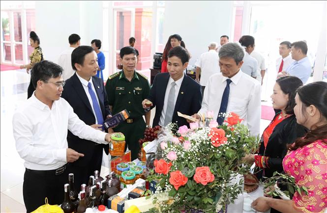 Trong ảnh: Đại biểu tham quan các gian trưng bày nông sản tiêu biểu của tỉnh Sơn La. Ảnh: Quang Quyết-TTXVN