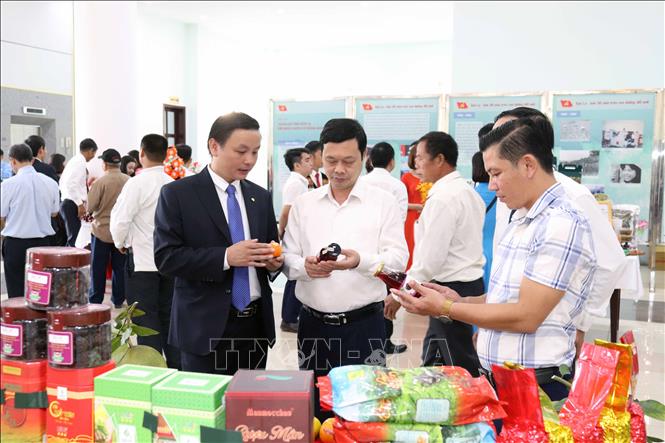 Trong ảnh: Đại biểu tham quan các gian trưng bày nông sản tiêu biểu của tỉnh Sơn La. Ảnh: Quang Quyết-TTXVN