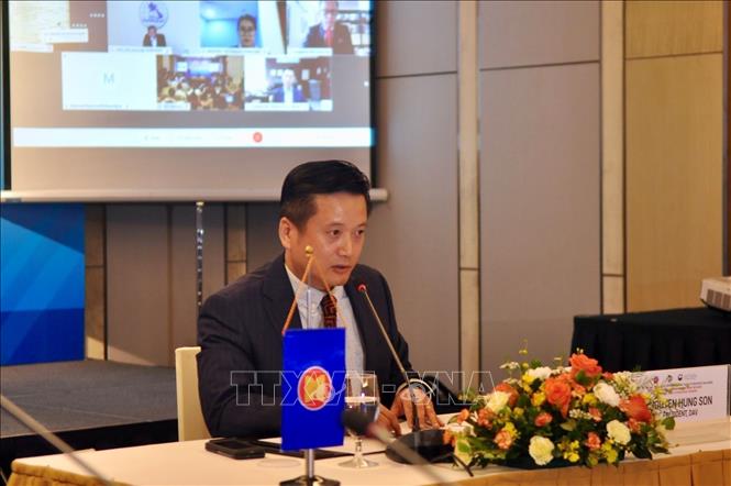 Photo: Vice President of the Diplomatic Academy of Vietnam Nguyen Hung Son speaks at he event./.