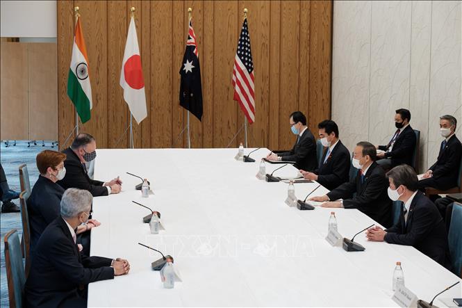 Trong ảnh: Toàn cảnh Hội nghị Ngoại trưởng nhóm Bộ Tứ Kim cương tại ở Tokyo ngày 6/10/2020: Ngoại trưởng Ấn Độ Subrahmanyam Jaishankar (thứ nhất, trái), Ngoại trưởng Australia Marise Payne (thứ 2, trái) và Ngoại trưởng Mỹ Mike Pompeo (thứ 3, trái), Ngoại trưởng Nhật Bản Toshimitsu Motegi (thứ nhất, phải) và Thủ tướng Nhật Bản Yoshihide Suga (thứ 2, phải). Ảnh: AFP/TTXVN