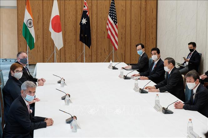 Trong ảnh: Toàn cảnh Hội nghị Ngoại trưởng nhóm Bộ Tứ Kim cương tại ở Tokyo ngày 6/10/2020: Ngoại trưởng Ấn Độ Subrahmanyam Jaishankar (thứ nhất, trái), Ngoại trưởng Australia Marise Payne (thứ 2, trái) và Ngoại trưởng Mỹ Mike Pompeo (thứ 3, trái), Ngoại trưởng Nhật Bản Toshimitsu Motegi (thứ nhất, phải) và Thủ tướng Nhật Bản Yoshihide Suga (thứ 2, phải). Ảnh: AFP/TTXVN