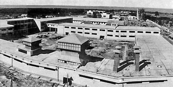 Trong thời kỳ cải tạo xã hội chủ nghĩa (1958 - 1960), một số khu công nghiệp được xây dựng như Thượng Đình, Thái Nguyên, Nam Định, Hải Dương, Quảng Ninh, Hải Phòng. Trong ảnh: Năm 1960, khu Thượng Đình đã có 3 nhà máy: Cao su Sao vàng, Thuốc lá Thăng Long và Xà phòng Hà Nội. Ảnh: Tư liệu/TTXVN phát