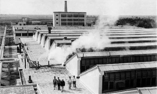 Trong ảnh: Ngày 8/3/1960, Nhà máy dệt 8-3 được khởi công xây dựng. Sau 5 năm, ngày 8/3/1965, nhà máy chính thức khánh thành với vinh dự được đón Chủ tịch Hồ Chí Minh đến dự. Ảnh: Tư liệu/TTXVN