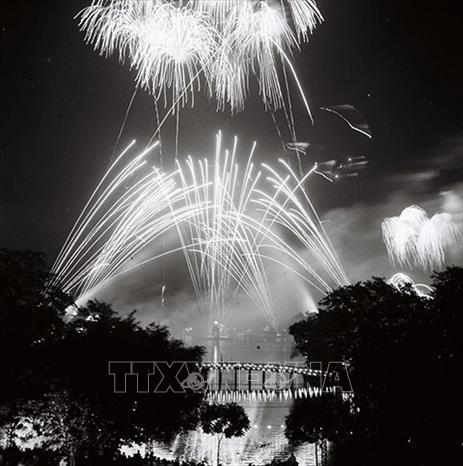 Trong ảnh: Bắn pháo hoa mừng Quốc khánh 2/9/1960 tại hồ Hoàn Kiếm, Hà Nội. Ảnh: TTXVN