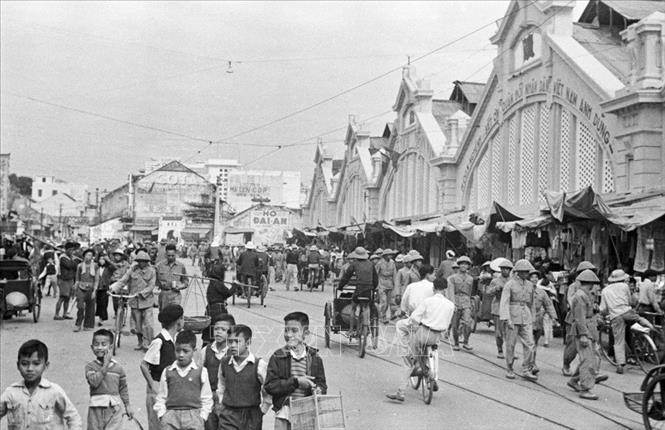 Trong ảnh: Chợ Đồng Xuân đông đúc người mua bán sau ngày giải phóng, năm 1954. Ảnh: TTXVN