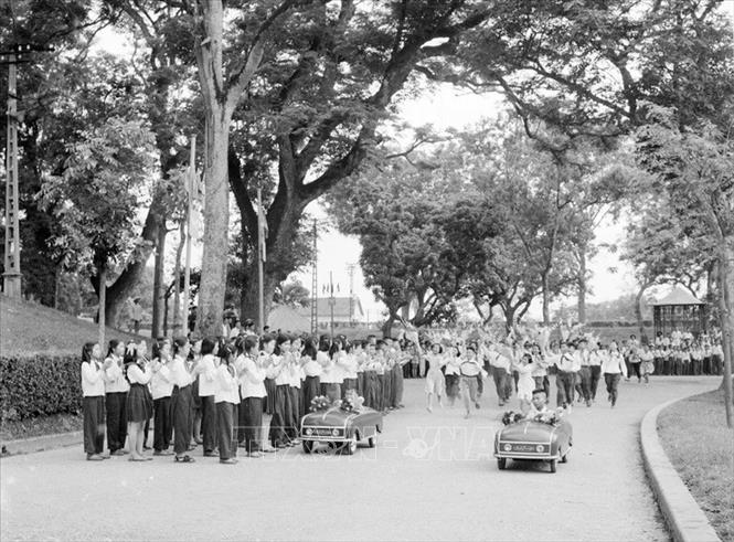 Trong ảnh: Thiếu nhi Thủ đô vui chơi tại công viên Bách Thảo trong ngày Quốc tế thiếu nhi (1/6/1956). Ảnh: Văn Phú - VNTTX