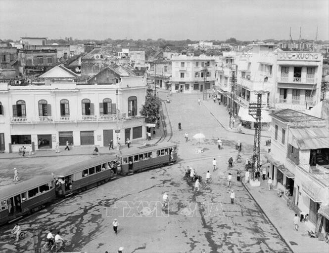 Trong ảnh: Ngã tư Hàng Đào (1960). Ảnh: Minh Trường – TTXVN