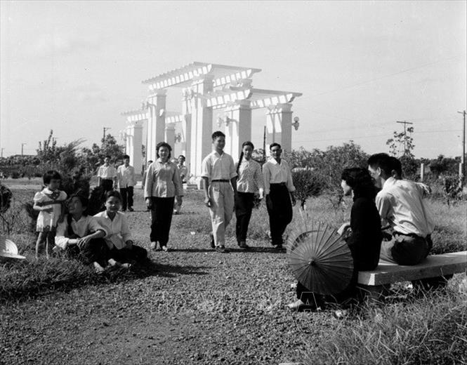 Trong ảnh: Người dân Thủ đô dạo chơi trong Công viên Thống Nhất (1960). Ảnh: Minh Trường – TTXVN