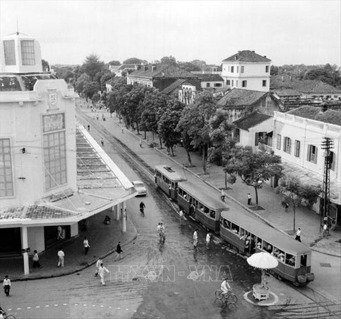 Trong ảnh: Phố Hàng Bài với tàu điện chạy giữa đường (năm 1960). Ảnh: TTXVN