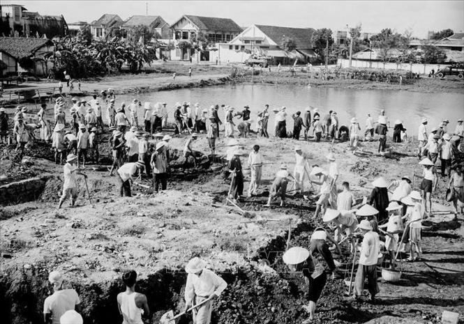 Trong ảnh: Sau giải phóng, cán bộ, chiến sĩ, công nhân viên chức các cơ quan, đoàn thể Hà Nội đã góp hàng chục vạn ngày công tham gia xây dựng sân vận động Hàng Đẫy và nhiều công trình công cộng khác (năm 1965). Ảnh: Vũ Đình Hồng - TTXVN