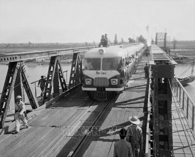 Tháng 4/1962, Nhà máy Xe lửa Gia Lâm khởi xướng phong trào “Ngày thứ Bảy đẩy mạnh đấu tranh thống nhất Tổ quốc”, được toàn thể người lao động Thủ đô nhiệt liệt hưởng ứng. Trong ảnh: Chiếc ô tô ray đầu tiên mang tên Độc lập do cán bộ, công nhân Nhà máy xe lửa Gia Lâm (Hà Nội) nghiên cứu, thiết kế và chế tạo thành công (1965). Ảnh: Quang Thành - TTXVN